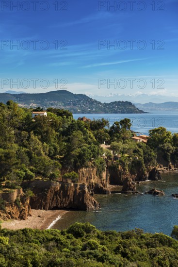 Picturesque coast and red rocks, near Anthéor, Saint-Raphaël, Massif de l'Esterel, Esterel Mountains, Département Var, Cote d'Azur, Provence-Alpes-Côte d'Azur, France