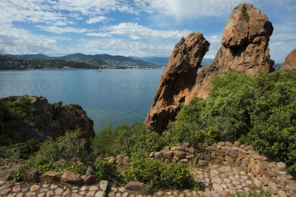 Picturesque coast and red rocks, Pointe de l'Aiguille, Théoule-sur-Mer, Massif de l'Esterel, Esterel Mountains, Département Var, Cote d'Azur, Provence-Alpes-Côte d'Azur, France