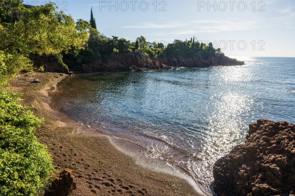 Picturesque beach and red rocks, Calanque Notre Dame, Saint-Raphaël, Massif de l'Esterel, Esterel Mountains, Département Var, Cote d'Azur, Provence-Alpes-Côte d'Azur, France