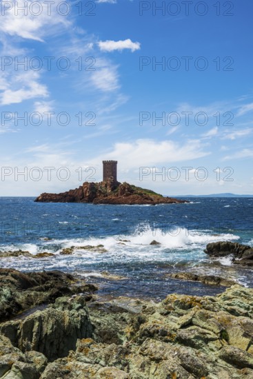 Island with tower and red rocks, Ile d'or, Cap du Dramont, Saint-Raphaël, Massif de l'Esterel, Esterel Mountains, Département Var, Cote d'Azur, Provence-Alpes-Côte d'Azur, France