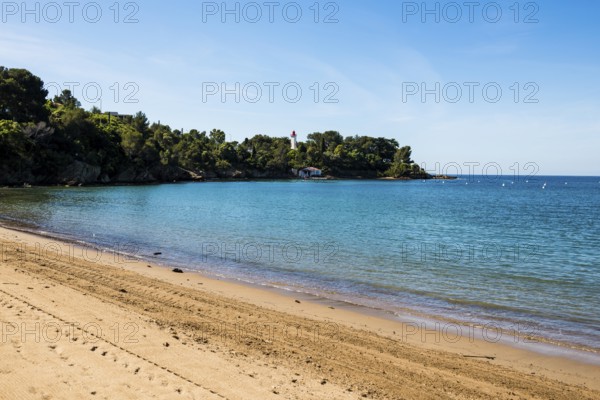Picturesque beach and lighthouse, Plage de La Baumette, Saint-Raphaël, Massif de l'Esterel, Esterel Mountains, Département Var, Cote d'Azur, Provence-Alpes-Côte d'Azur, France