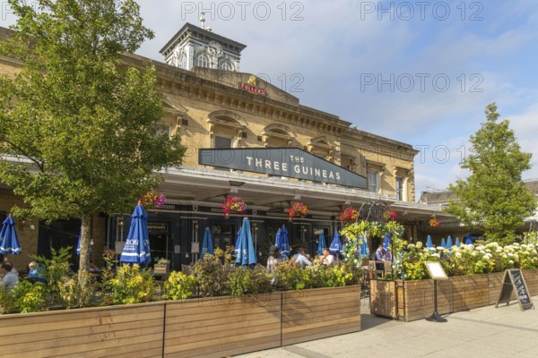 The Three Guineas, Fullers pub, Reading railway station, Reading, Berkshire, England, UK