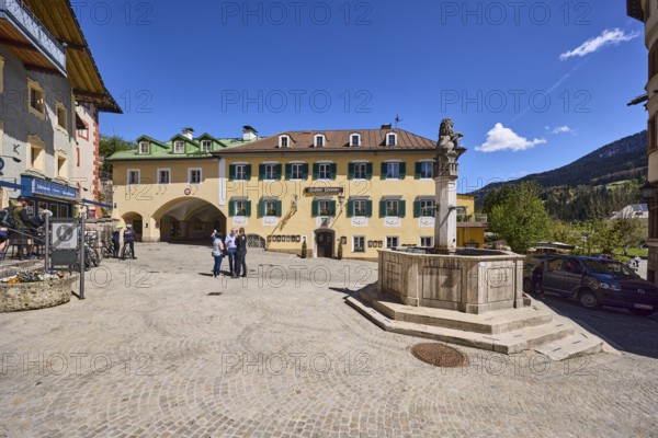 Market fountain, Gasthof Neuhaus, pedestrian zone, historical buildings, fountain, square, cobblestones, drive-through arch, pedestrians as secondary motif, blue sky, cumulus clouds, market square, Berchtesgaden, Upper Bavaria, Berchtesgadener Land district, Bavaria, Germany