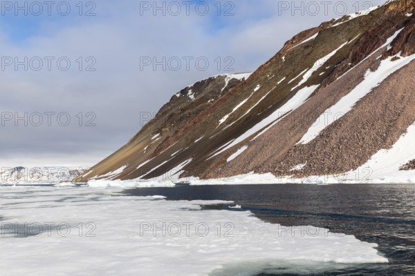 Drift ice, sea ice, sea, mountain range, Faksevagen, Spitsbergen, Svalbard