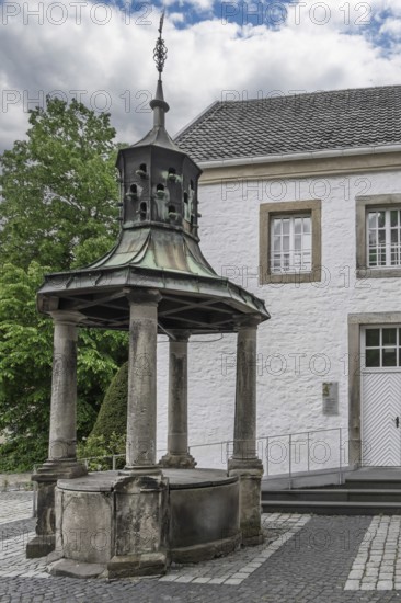 Taubenbrunnen, Villa Reni, also known as Falkenhof, Rheine, Münsterland, North Rhine-Westphalia, Germany