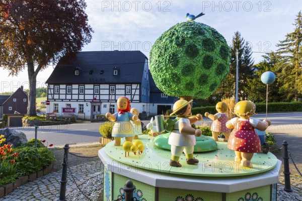 Summer version of the music box with figures by Wendt & Kühn in the centre of Grünhainichen, Erzgebirge, Saxony, Germany