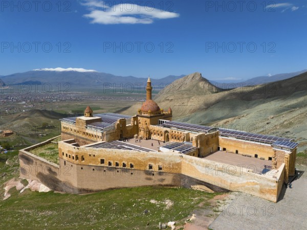 Majestic ancient fortress in front of a vast mountain panorama and deep blue sky, aerial view, Ishak Pasha Palace, Ishak Pasha Palace, Ishak Pasa Sarayi, Ottomans, Dogubayazit, Dogubayazit, Dogubeyazit, Agri Province, Agri, Eastern Anatolia, Anatolia, Turkey