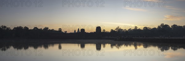 Angkor Wat, sunrise, Angkor, UNESCO World Heritage Site, Siem Reap, Cambodia, Indochina, Southeast Asia