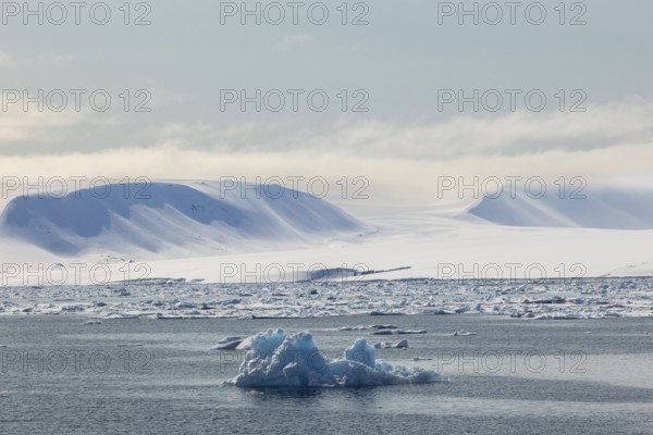 Drift ice, sea ice, sea, mountain range, Faksevagen, Spitsbergen, Svalbard