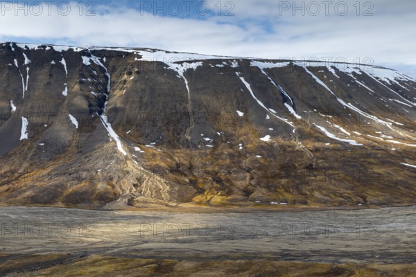 Side valley of Aventdalen, mountain, riverbed, Spitsbergen, Svalbard