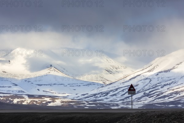 Traffic sign, warning of polar bears, Aventdalen, mountain with snow, Longyearbyen, Spitsbergen, Svalbard