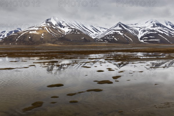 Small islands in the meltwater off Tenoren, mountain range, snow, Aventdalen, Longyearbyen, Spitsbergen