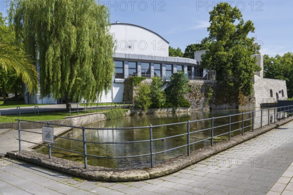 Congress centre, Lippe with Lippe spring, castle ruins behind, Bad Lippspringe, climatic health resort, North Rhine-Westphalia, Germany