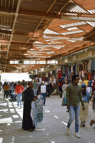 Bazaar with tourists at the temple of Hatshepsut, mortuary temple of Hatshepsut, Deir el-Bahari, Thebes, Luxor, Egypt