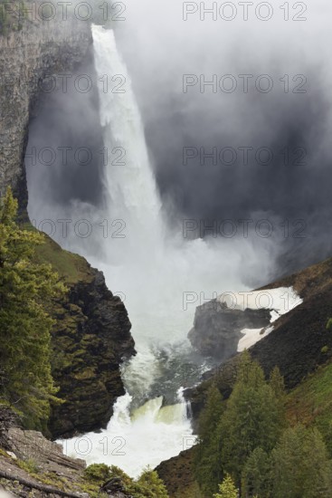 Helmcken Falls waterfall, Murtle River, Wells Gray Provincial Park, British Columbia, Canada