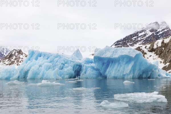 Iceberg in front of a mountain range, glacier ice, Smeerenburgbreen, Scandinavia, Spitsbergen