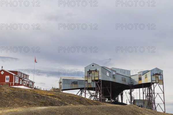 Historic coal cableway, transport cableway, coal distribution cableway, Taubanestralen, Longyearbyen, Spitsbergen, Svalbard