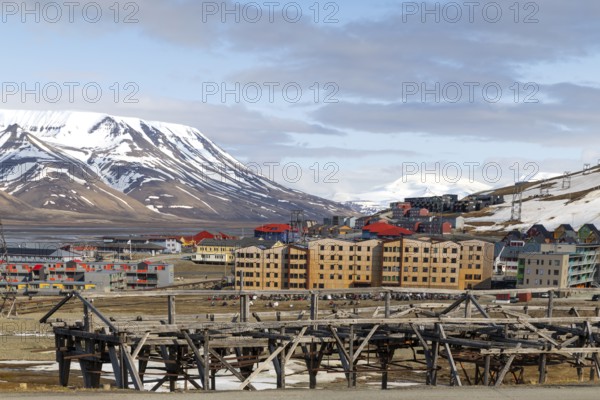 Historic coal distribution cable car, outside town, Aventdalen, Longyearbyen, Spitsbergen, Svalbard