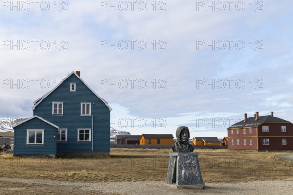 Roald Amundsen between houses, Ny-Alesund, Spitsbergen, Svalbard