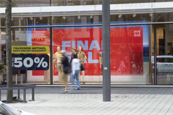 Summer sales: discounts are advertised in the windows of Peek & Cloppenburg (Mannheim)