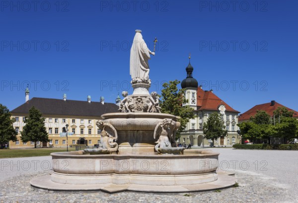 Marienbrunnen with town hall, Kapellplatz, place of pilgrimage, Altötting, Upper Bavaria, Bavaria, Germany