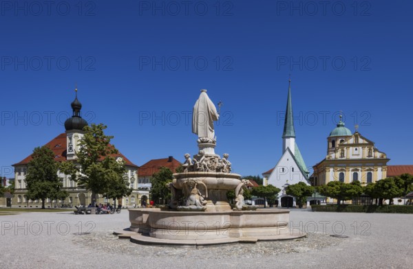 Marienbrunnen with town hall Chapel of Grace and Sankt Magdalena church, Kapellplatz, place of pilgrimage, Altötting, Upper Bavaria, Bavaria, Germany
