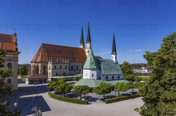Chapel of Grace and Stiftspfarrkirche Sankt Philippus und Jakobus am Kapellplatz, place of pilgrimage, Altötting, Upper Bavaria, Bavaria, Germany