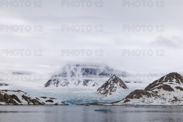 Ice in front of glacier tongue, sea, mountain range, Smeerenburgbreen, Spitsbergen, Svalbard