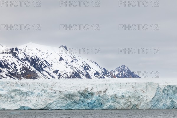 Glacier tongue in front of mountain range, sea, Konowbreen, Spitsbergen, Svalbard