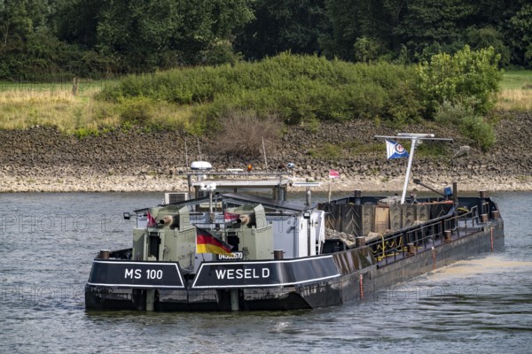 Special ship MS100 of the company Hülskens Wasserbau on the Rhine near Duisburg-Beeckerwerth, unloads so-called bed load material, gravel, into the Rhine to compensate for bed load deficits in the river bed caused by river bed erosion, thus impairing the navigability of the waterway, North Rhine-Westphalia, Germany