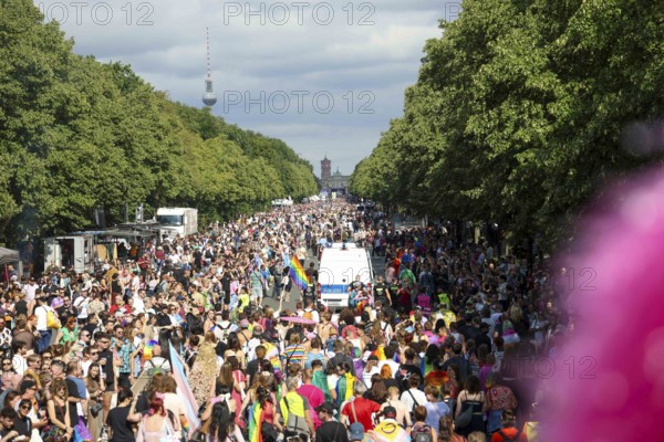 Overview of the participants on Straße des 17. Juni at the 47th Christopher Street Day under the motto Never again silent in Berlin on 26.07.2025