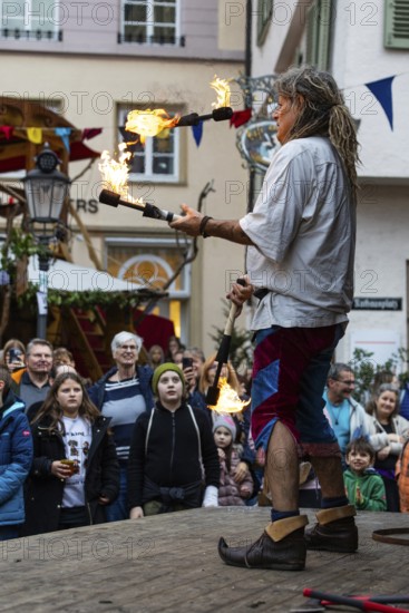 Juggler, fire, stage, audience, medieval clothing, medieval market, city of Esslingen, district of Esslingen, Baden-WÃ¼rttemberg, Germany