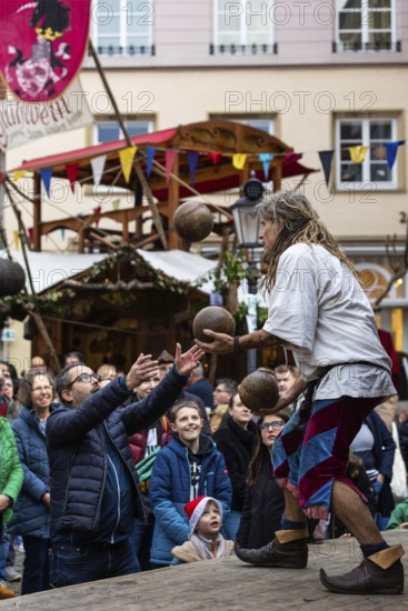 Juggler, stage, audience, medieval clothing, medieval market, city of Esslingen, district of Esslingen, Baden-WÃ¼rttemberg, Germany