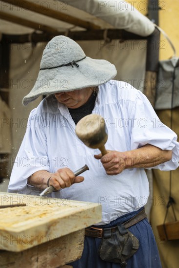 Stonemason, crafts, medieval clothing, medieval market, city of Esslingen, district of Esslingen, Baden-WÃ¼rttemberg, Germany