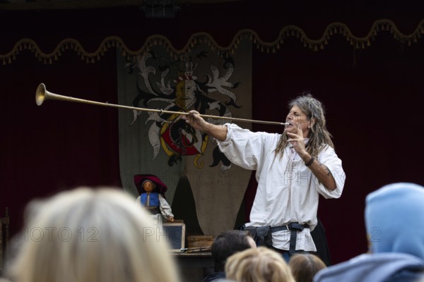 Fanfahrenspieler, musician, medieval clothing, medieval market, city of Esslingen, district of Esslingen, Baden-WÃ¼rttemberg, Germany