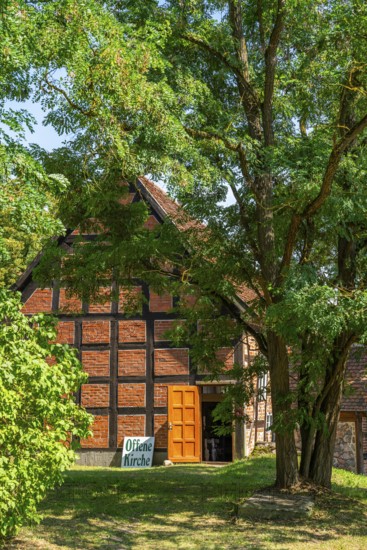 Sign open church in front of the half-timbered church in the village of Carwitz, Feldberger Seenlandschaft, Mecklenburg Lake District, Mecklenburg-Western Pomerania, Germany