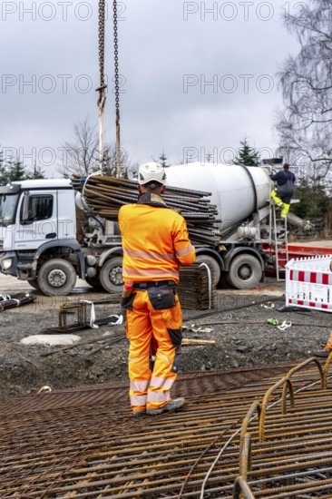 Assembly of reinforcing steel for the reinforced concrete foundation of a wind turbine, a mesh of rebar and rebar mesh, over 100 tons of reinforcing steel were used, the wind turbine will have a hub height of 160 meters, part of a new wind farm in Sauerland, near Balve, North Rhine-Westphalia, Germany