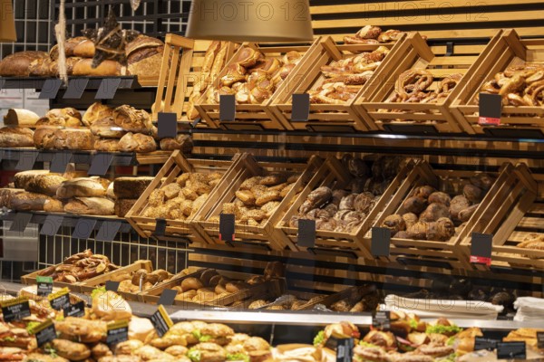 Bakery with a wide selection of bread, rolls and snacks