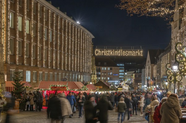 Entrance to the illuminated Nuremberg Christmas Market, with City Hall and the Beautiful Fountain, Hauptmarkt, Nuremberg, Middle Franconia, Bavaria, Germany