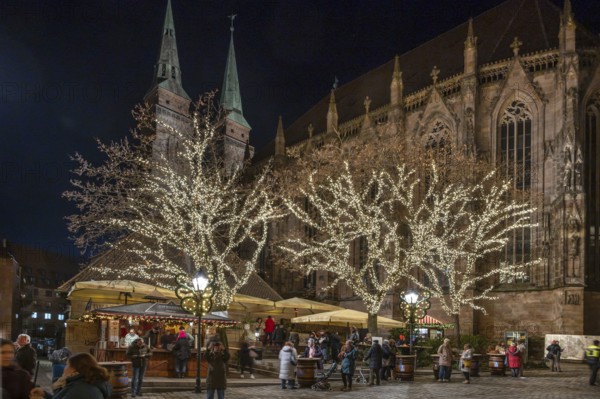 Famous Nuremberg bratwurst house decorated at Christmas time, Sebaldus Church in the back, Nuremberg, Middle Franconia, Bavaria, Germany