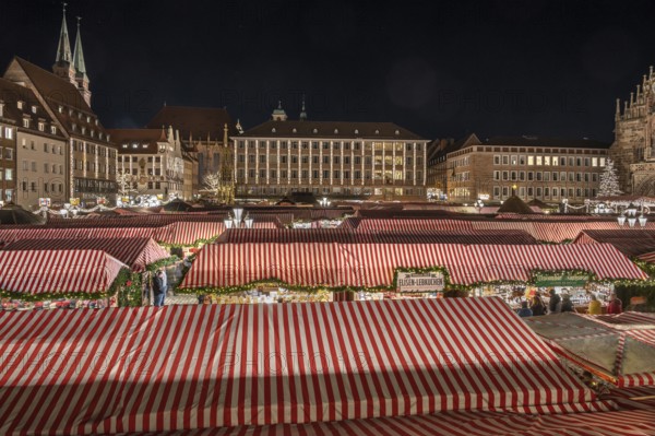Christmas market illuminated in the evening with the Beautiful Fountain, Town Hall and towers of Sebaldus Church, Hauptmarkt, Nuremberg, Middle Franconia, Bavaria, Germany