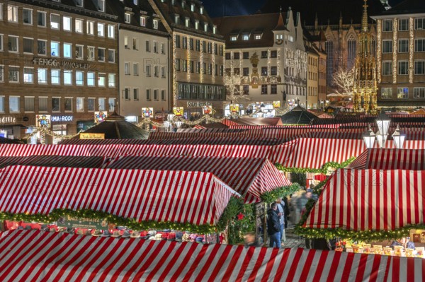 Nuremberg Christmas Market illuminated in the evening with the Beautiful Fountain, Hauptmarkt, Nuremberg, Middle Franconia, Bavaria, Germany