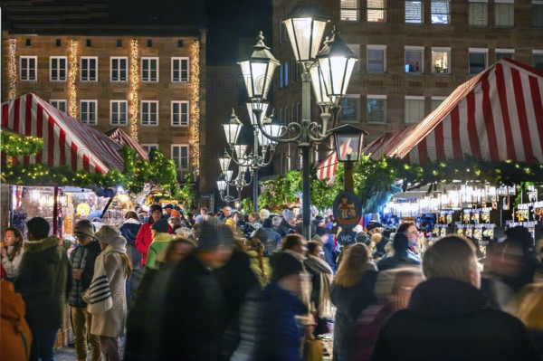 Evening Christmas market in Nuremberg, Hauptmarkt, Nuremberg, Middle Franconia, Bavaria, Germany