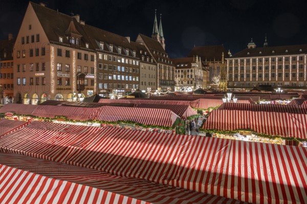 Nuremberg Christmas Market illuminated in the evening with the Beautiful Fountain, Town Hall and towers of Sebaldus Church, Hauptmarkt, Nuremberg, Middle Franconia, Bavaria, Germany