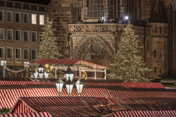 Nuremberg Christmas market with the Church of Our Lady, decorated for Christmas, Hauptmarkt, Nuremberg, Middle Franconia, Bavaria, Germany