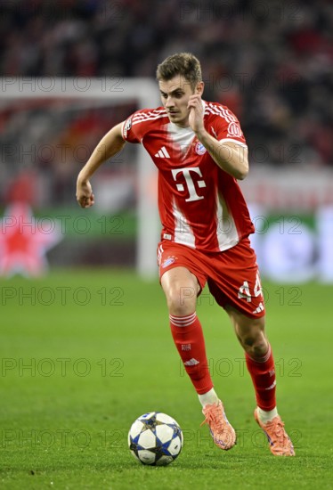 Josip Stanisic FC Bayern Munich FCB (44) Action on the ball Champions League, Allianz Arena, Munich, Bavaria, Germany