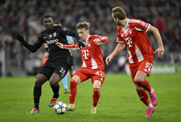 Tackle, action Lennart Karl Bayern Munich FCB (42) v Ousmane Diomande Sporting Lisbon SCP (26) Harry Kane FC Bayern Munich FCB (09) Champions League, Allianz Arena, Munich, Bavaria, Germany