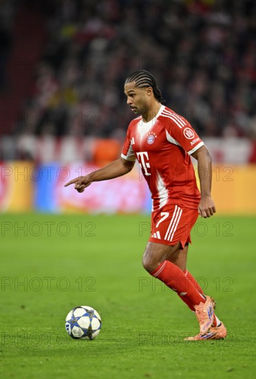Serge Gnabry FC Bayern Munich FCB (07) Action on the ball Gesture Gesture Champions League, Allianz Arena, Munich, Bayern, Germany