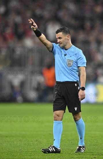 Referee Referee Nicholas Nick Walsh (SCO) Gesture Gesture Champions League, Allianz Arena, Munich, Bavaria, Germany