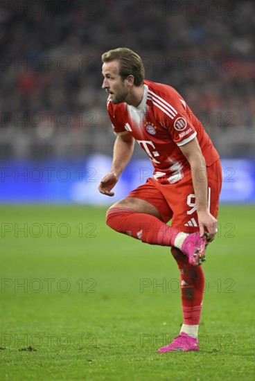 Harry Kane FC Bayern Muenchen FCB (09) removes dirt from football boots, clay, Champions League, Allianz Arena, Munich, Bavaria, Germany